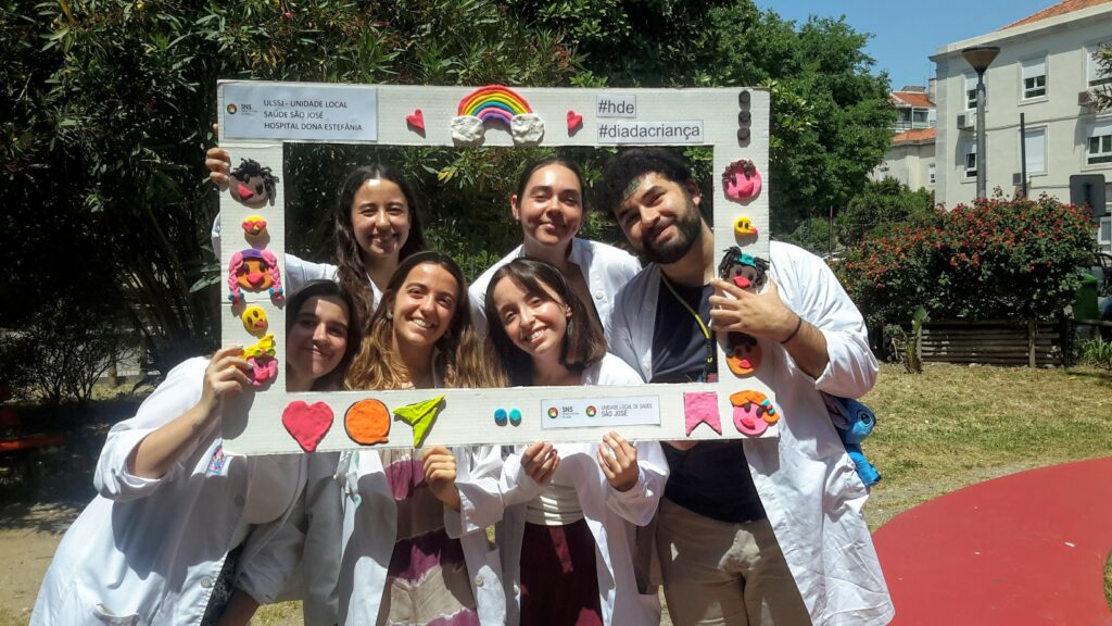 Pessoas numa moldura de selfie