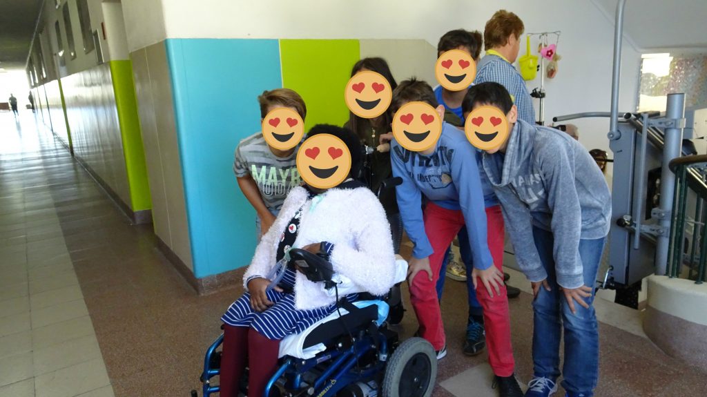 Fotografia do encontro com um grupo de colegas no corredor