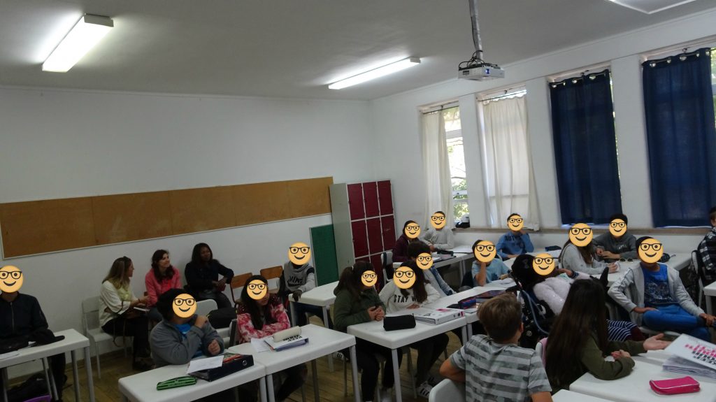Fotografia da turma na sala de aula