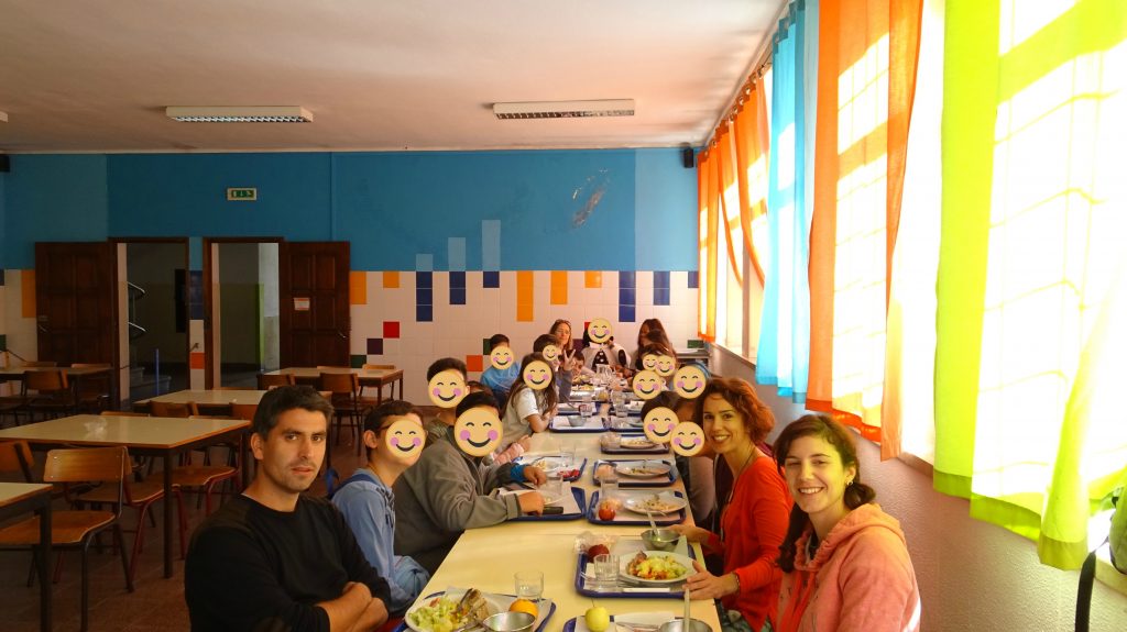 Fotografia de grupo à mesa do almoço