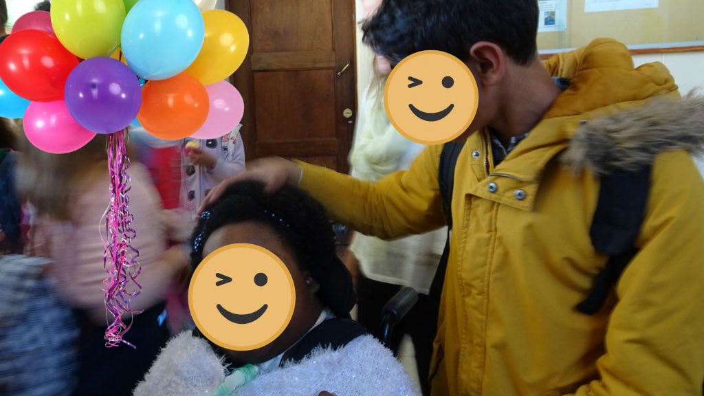 Fotografia dos cumprimentos dos colegas que passam no corredor