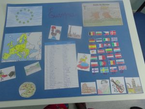 Mapas da europa com símbolos e monumentos dos países