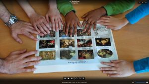 Mãos sobre imagens de personagens da mitologia clássica