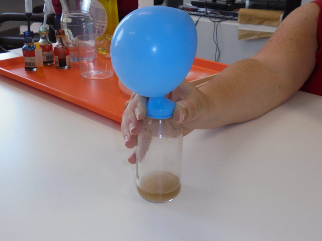 Experiência - encher um balão no gargalo de uma garrafa