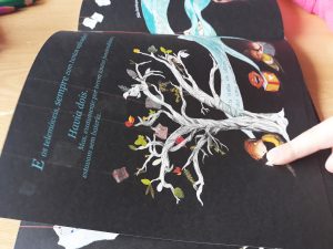 O livro de folhas negras - uma árvore vai crescendo à medida que a história evolui