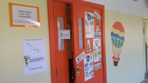 A porta da escolinha com cartazes sobre segurança na internet