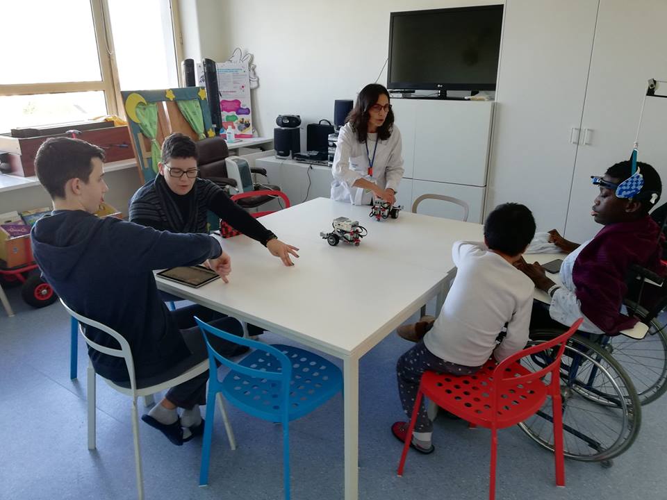 Professoras Diana e Sara, robots e alunos