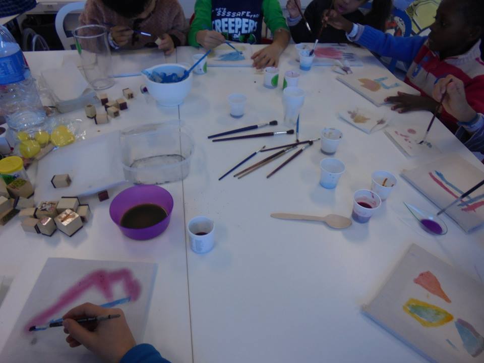 Alunos pintam com as tintas fabricadas