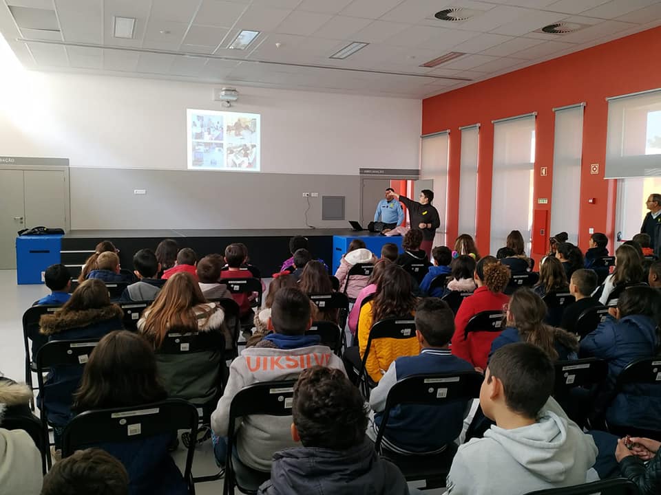 Professora Sara fala para plateia de alunos