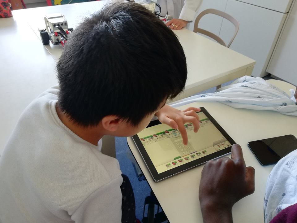 Alunos programam em tablet