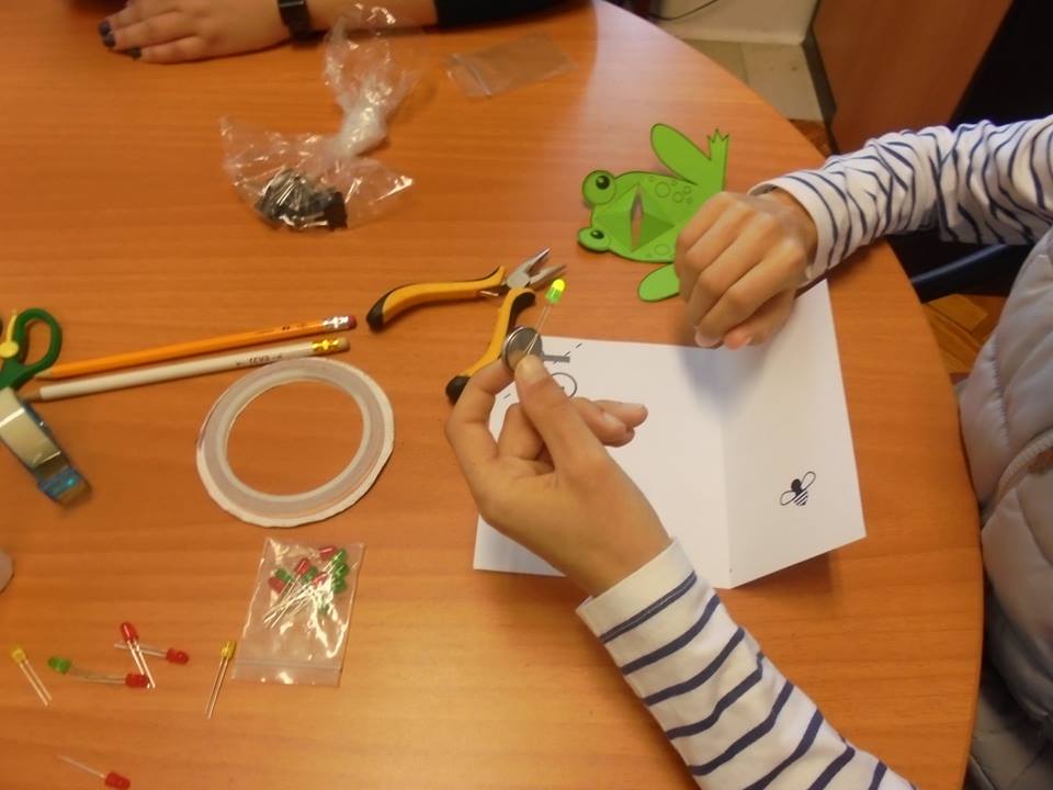 Alkuna com led verde, componentes electrónicos e postal quase pronto