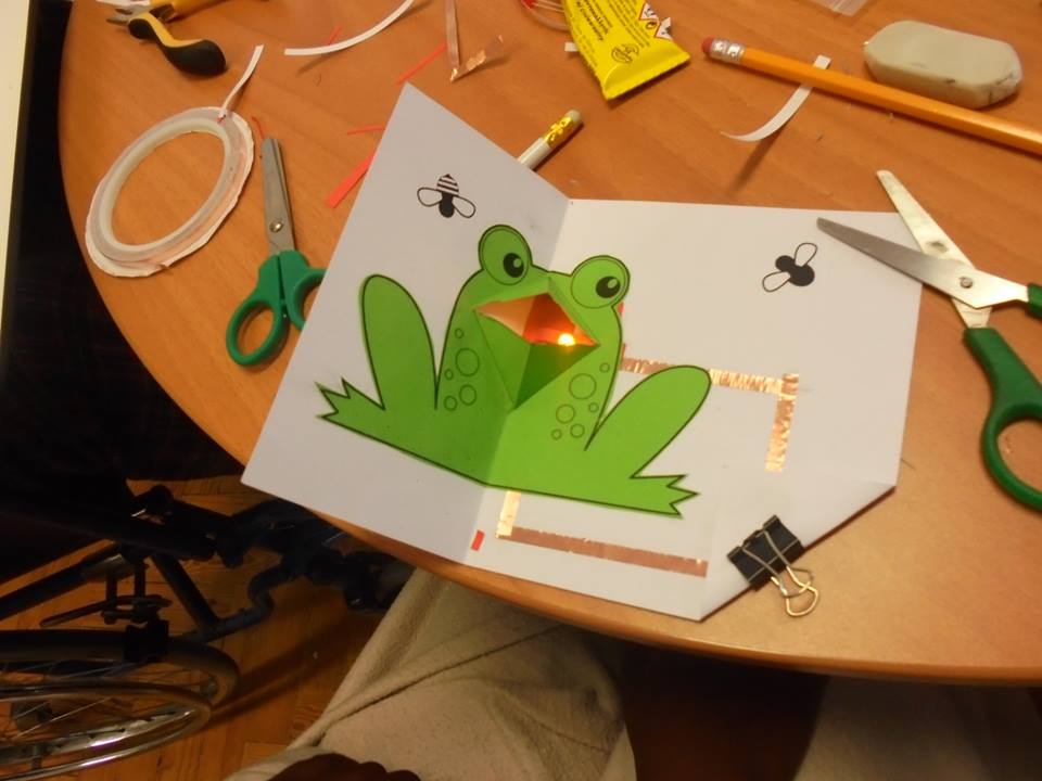 Sapo de papel com a boca aberta iluminada