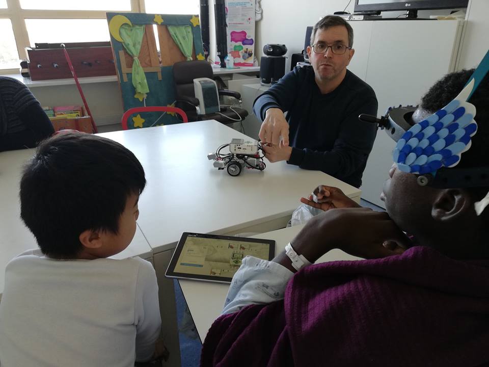 Professor Paulo Torcato, robot e alunos