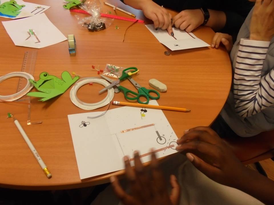 Alunos colam fita de cobre no postal