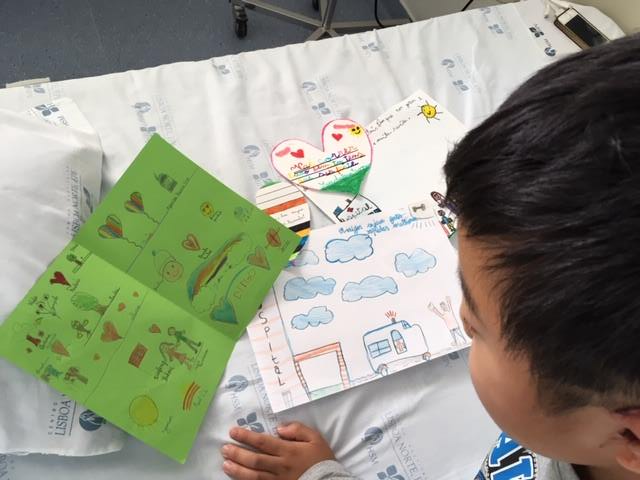 Aluno do Hospital vê postais entregues