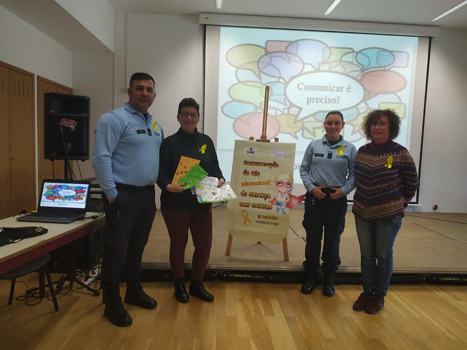 Professora Sara com agentes da Escola Segura e professora mostra postais