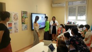 Animadoras da AC com alunos e tablets