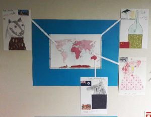 No jornal de parede da escola, podemos observar os trabalhos dos alunos distribuídos à volta de um mapa do mundo com as respetivas indicações dos países a que pertencem ou pertenciam os animais escolhidos.