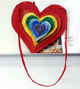 O arco-íris em forma de coração no gabinete dos enfermeiros.