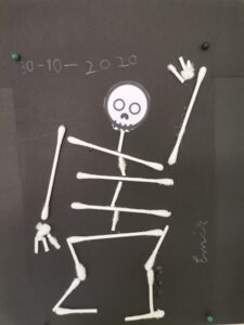 Esqueleto de cotonetes sobre cartolina preta