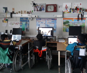 Os alunos trabalham individulamente no seu computador.