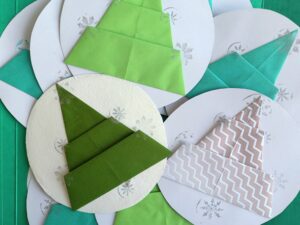 Postais redondos com um árvore de Natal em origami.