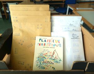 Os kits com o lixo marinho e o livro oferecido pela Ana Pêgo.