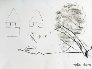 Desenho a carvão com árvores e casas.