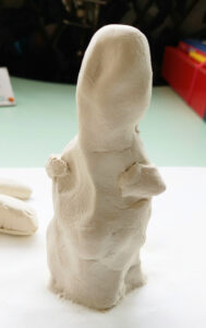 Uma das esculturas elaboradas com pasta de modelar: figura humana - Noé.