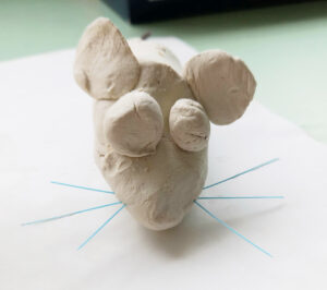 Uma das esculturas elaboradas com pasta de modelar: rato.