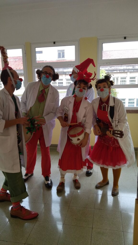 Doutores palhaços com instrumentos