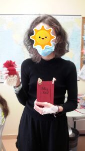 Aluna com dois presentes