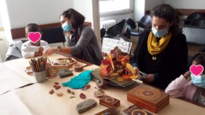 Alunos e adultos exploram os materiais dos jardins