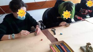 Alunos exploram os materiais dos jardins