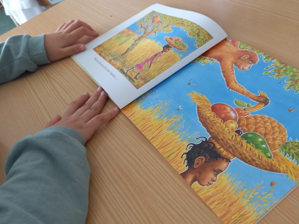 Uma aluna segura o livro de Eilleen Browne.