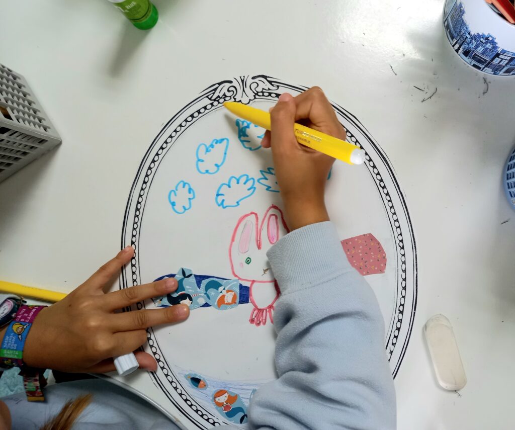 Uma aluna desenha o seu pássaro de sonho.