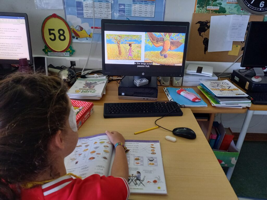 Uma launa visiona o vídeo sobre a história de Handa e da sua surpresa.