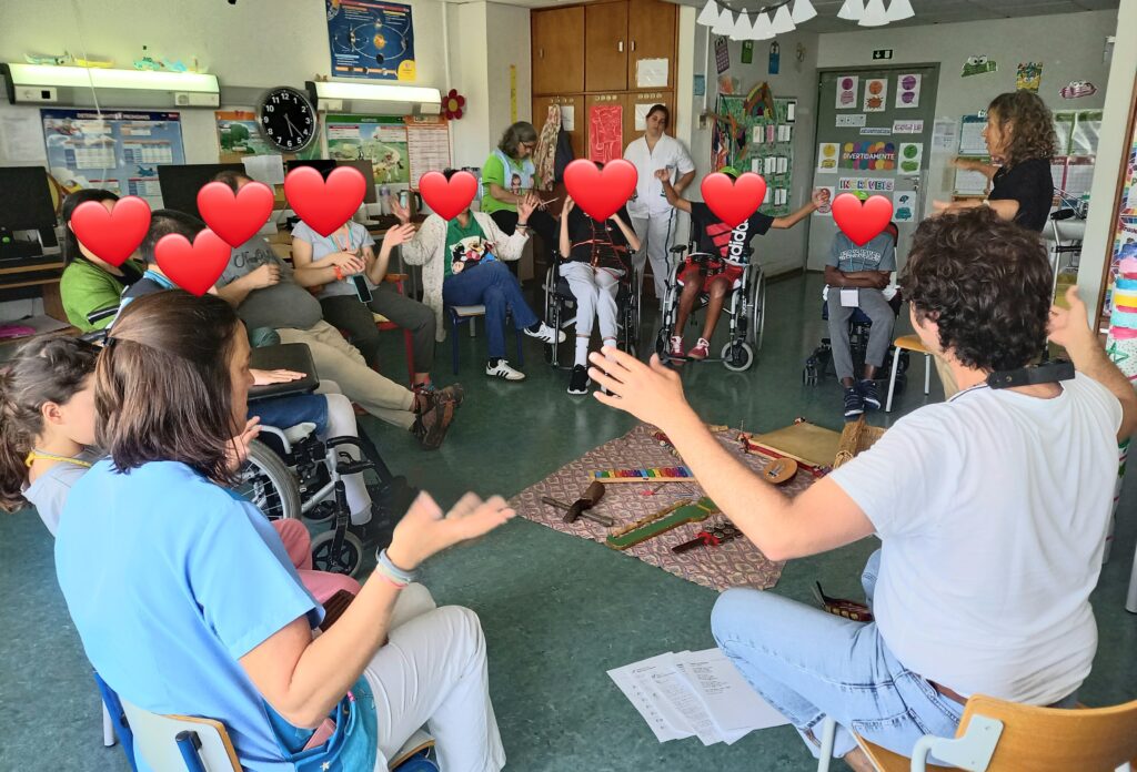 O grupo de alunos e participantes como pais e profissionais de saúde cantam uma canção.