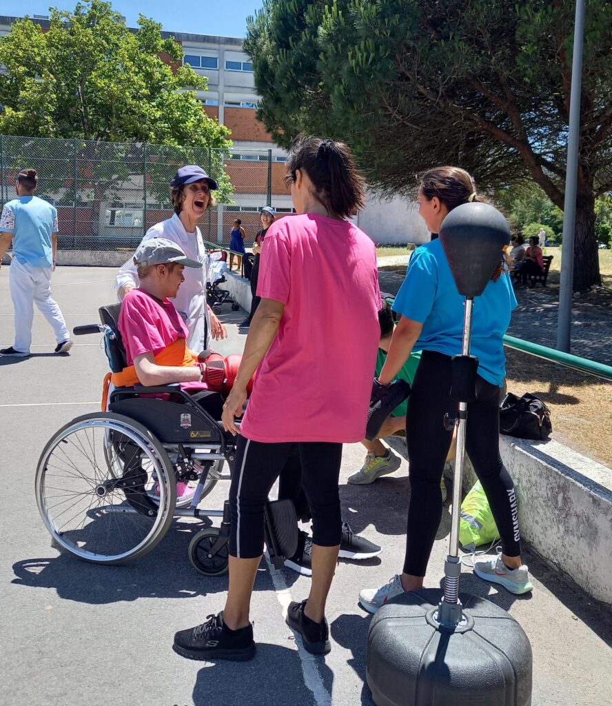 No exterior do CMRA, treinadores e alunos praticam desporto.