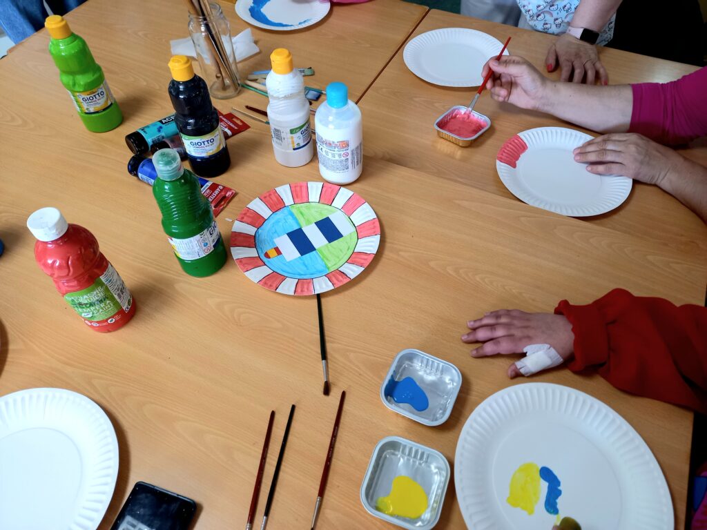 Tintas, pinceis e pratos 
