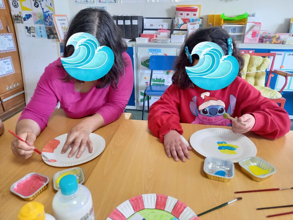 Crianças a pintar os seus pratos