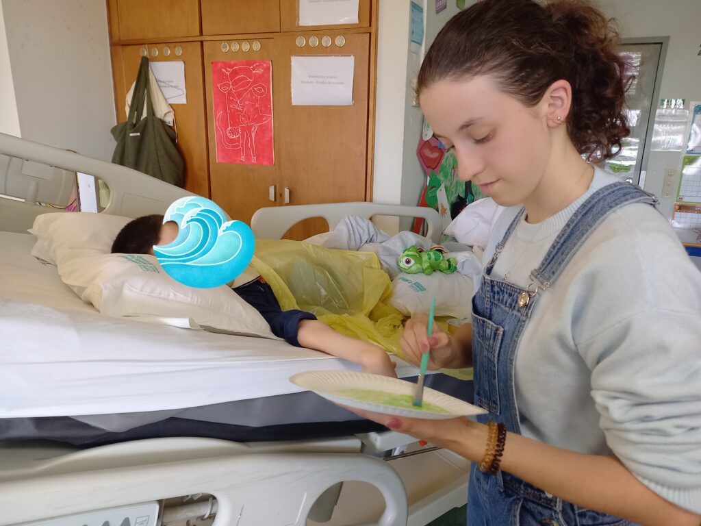 Crianças a pintar os seus pratos