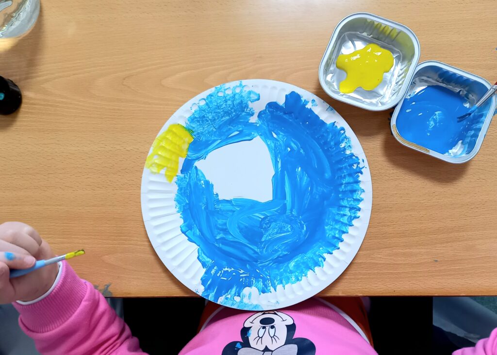 Crianças a pintar os seus pratos