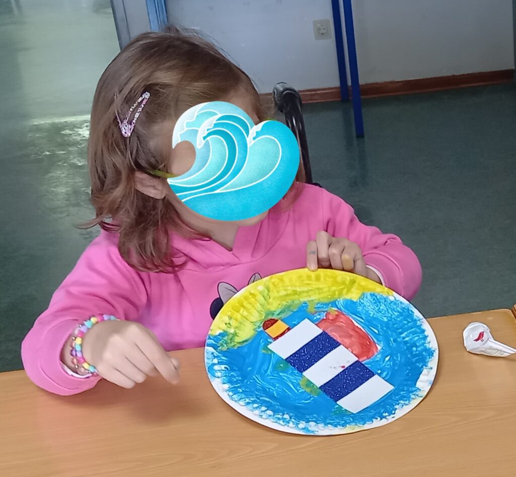Criança com o seu prato pintado