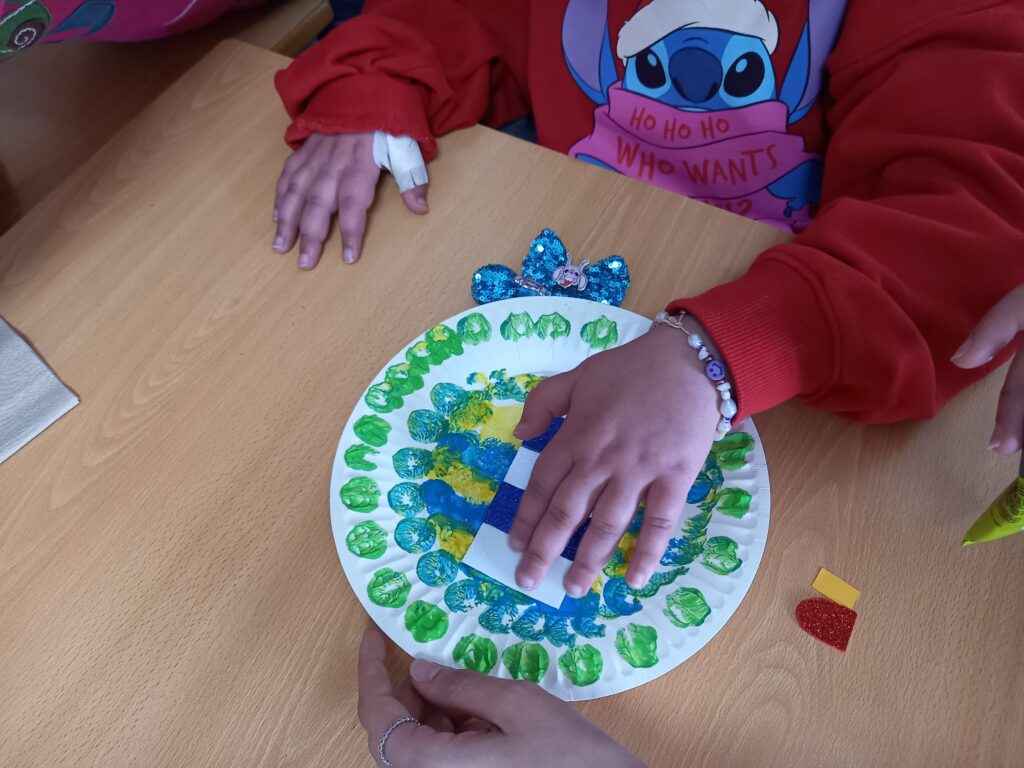 Criança com o seu prato pintado