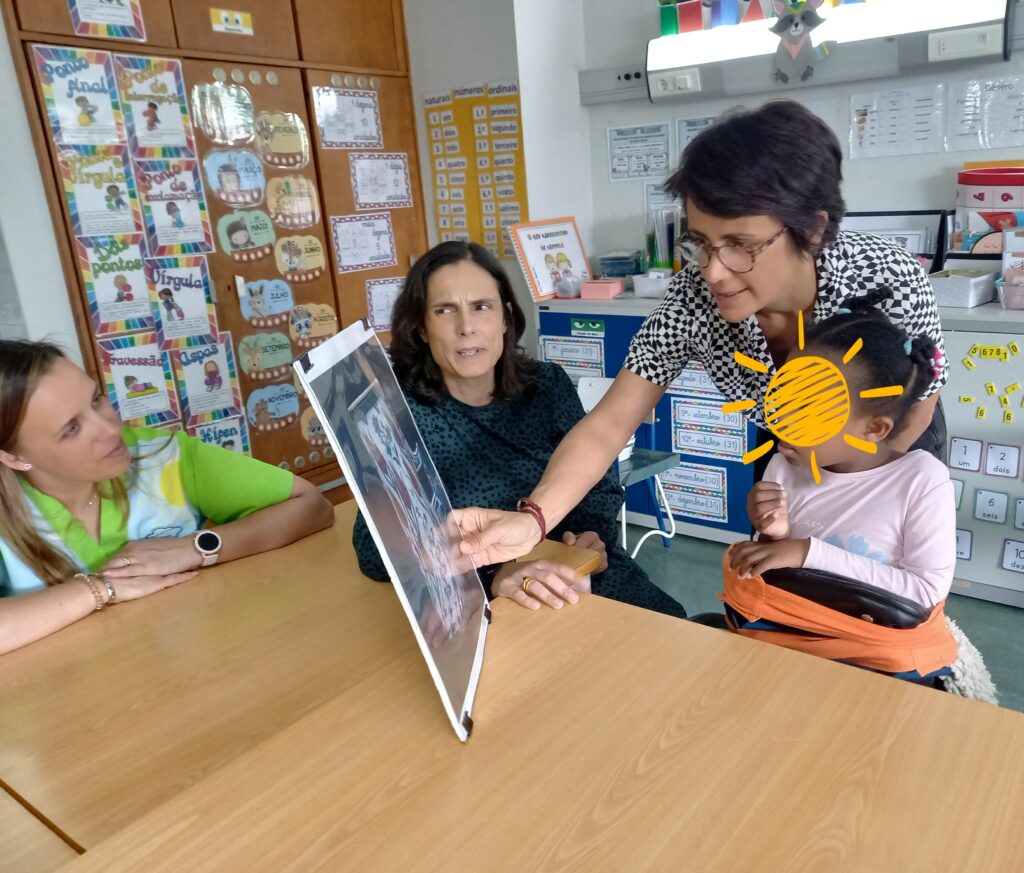 Criança a ver um quadro (reprodução)