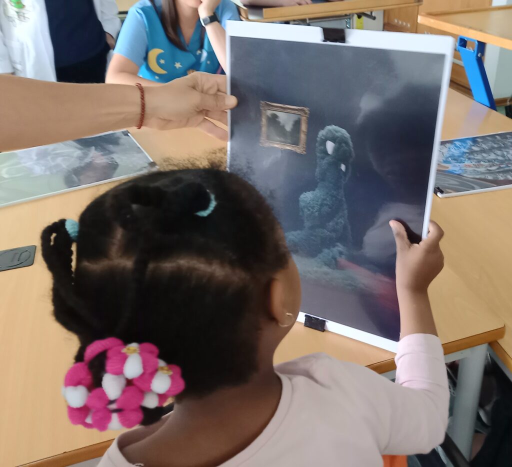Criança a ver um quadro (reprodução)