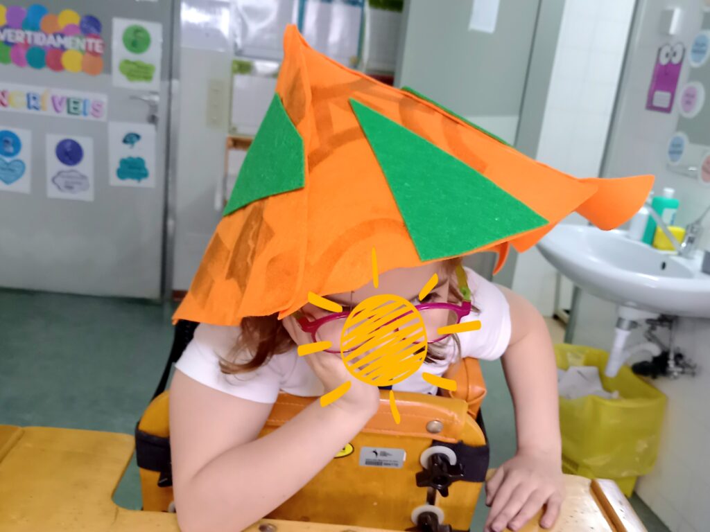 Criança com adereço - chapéu 