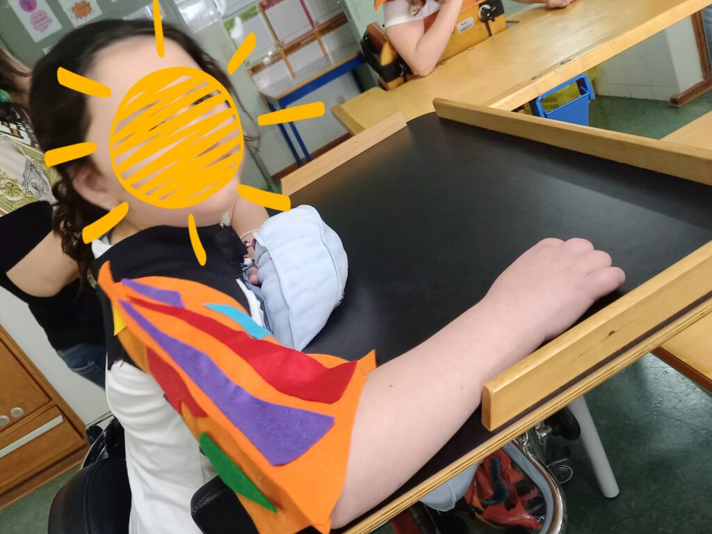 Criança com adereço - manga colorida