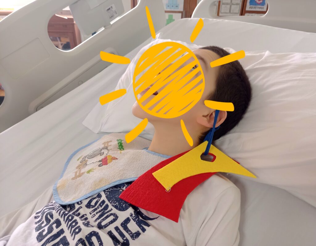 Criança deitada com adereço 